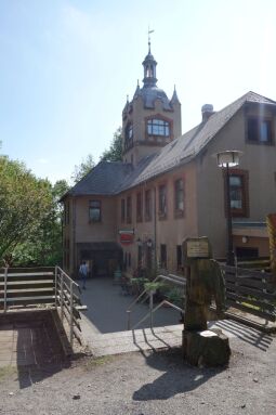 Beckenbergbaude mit Aussichtsturm bei Eibau.