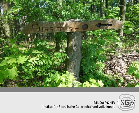 Wegweiser zum heutigen Aussichtspunkt an Beckenbergbaude bei Eibau.