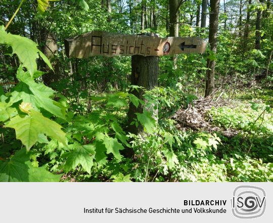 Wegweiser zum heutigen Aussichtspunkt an Beckenbergbaude bei Eibau.