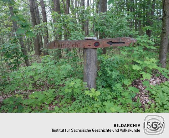 Wegweiser zum heutigen Aussichtspunkt an Beckenbergbaude bei Eibau.