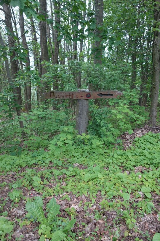 Wegweiser zum heutigen Aussichtspunkt an Beckenbergbaude bei Eibau.