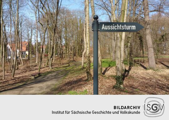 Wegweiser zum Aussichtsturm im Stadtpark auf dem Weinberg in Taucha.