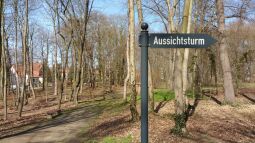 Wegweiser zum Aussichtsturm im Stadtpark auf dem Weinberg in Taucha.