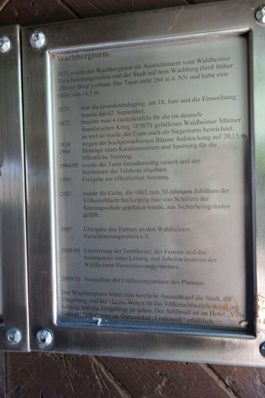 Infotafel an der Eingangstür zum Siegesturm auf dem Wachberg in Waldheim.