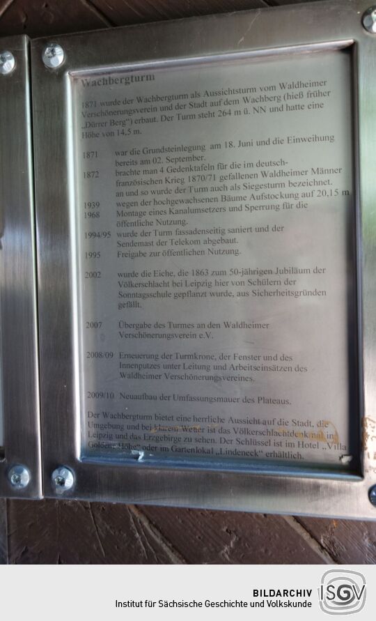Infotafel an der Eingangstür zum Siegesturm auf dem Wachberg in Waldheim.