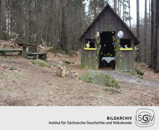 Schutzhütte mit Osterschmuck am Weg auf dem Hochstein bei Elstra.