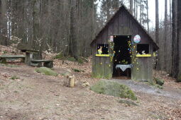 Schutzhütte mit Osterschmuck am Weg auf dem Hochstein bei Elstra.