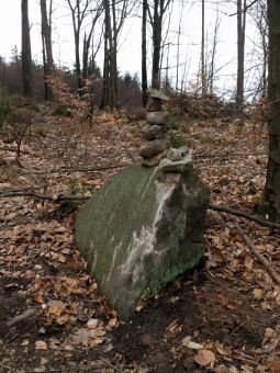 Steinmännel als Wegweiser an der Hochsteinstraße bei Elstra.