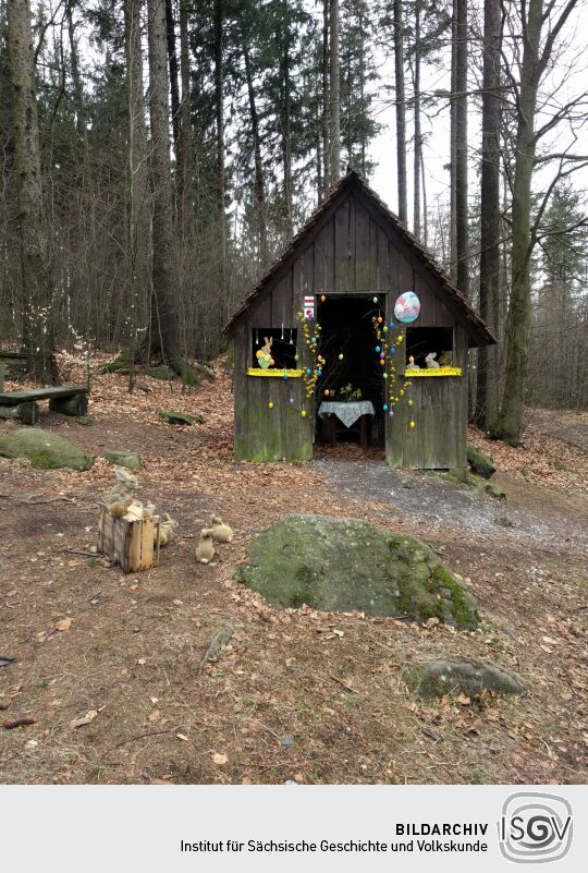 Schutzhütte mit Osterschmuck am Weg auf dem Hochstein bei Elstra.