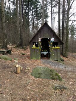 Schutzhütte mit Osterschmuck am Weg auf dem Hochstein bei Elstra.