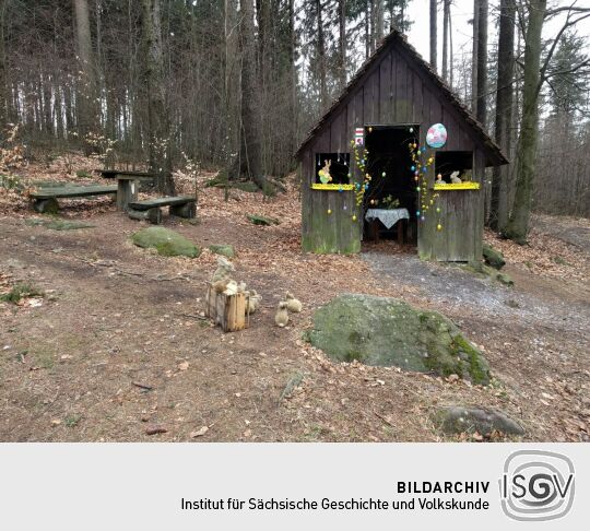 Schutzhütte mit Osterschmuck am Weg auf dem Hochstein bei Elstra.