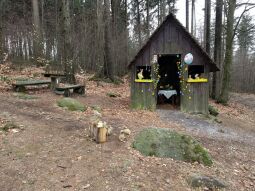 Schutzhütte mit Osterschmuck am Weg auf dem Hochstein bei Elstra.