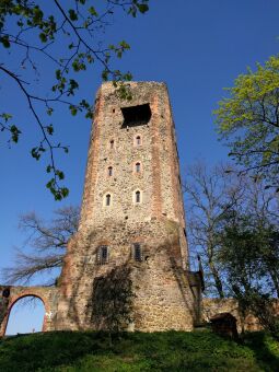 Der Turm der Ritterburg im Landschaftspark Machern.