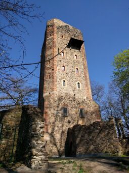 Der Turm der Ritterburg im Landschaftspark Machern.