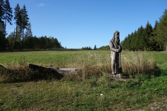 Holzplastik am Mordsteinweg im Forstrevier bei Mulda/Sa.