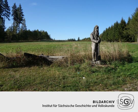 Holzplastik am Mordsteinweg im Forstrevier bei Mulda/Sa.