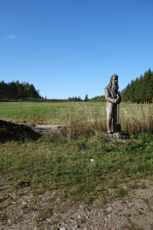 Holzplastik am Mordsteinweg im Forstrevier bei Mulda/Sa.
