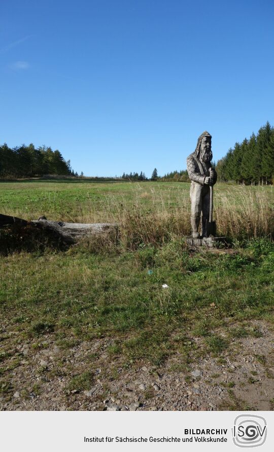 Holzplastik am Mordsteinweg im Forstrevier bei Mulda/Sa.