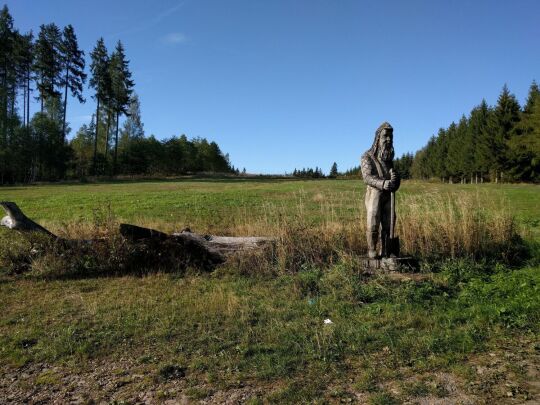 Holzplastik am Mordsteinweg im Forstrevier bei Mulda/Sa.