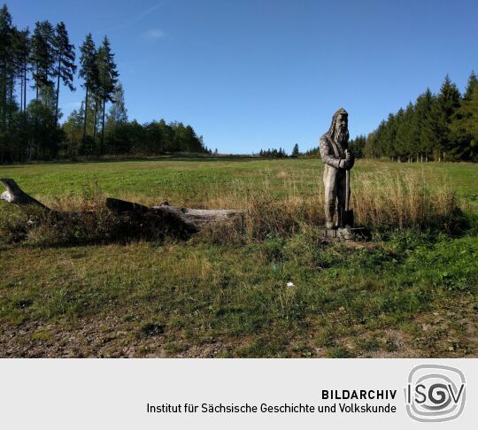 Holzplastik am Mordsteinweg im Forstrevier bei Mulda/Sa.