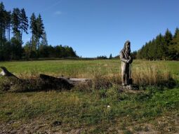 Holzplastik am Mordsteinweg im Forstrevier bei Mulda/Sa.