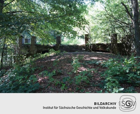 Das ruinöse Fundament des ehemaligen Wettin-Turms auf dem Hasenpöhl bei Oelsnitz/Vogtl.