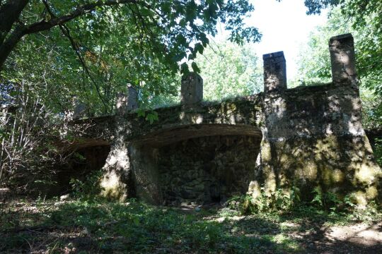 Das ruinöse Fundament des ehemaligen Wettin-Turms auf dem Hasenpöhl bei Oelsnitz/Vogtl.