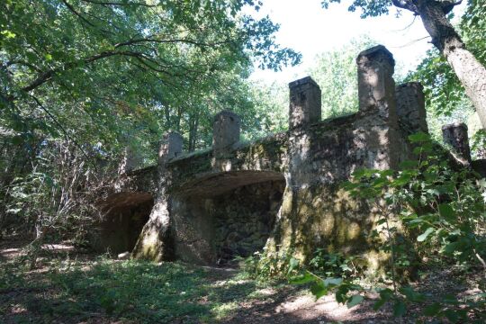 Das ruinöse Fundament des ehemaligen Wettin-Turms auf dem Hasenpöhl bei Oelsnitz/Vogtl.