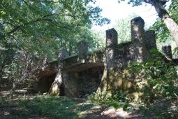Das ruinöse Fundament des ehemaligen Wettin-Turms auf dem Hasenpöhl bei Oelsnitz/Vogtl.
