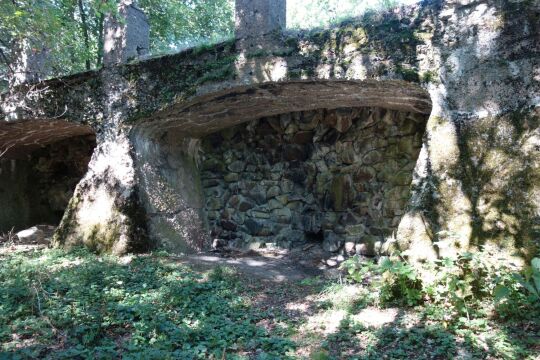 Das ruinöse Fundament des ehemaligen Wettin-Turms auf dem Hasenpöhl bei Oelsnitz/Vogtl.