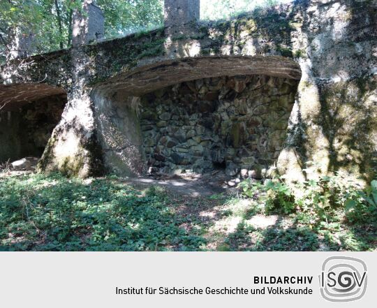 Das ruinöse Fundament des ehemaligen Wettin-Turms auf dem Hasenpöhl bei Oelsnitz/Vogtl.