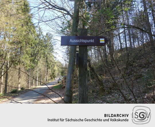 Wegweiser zum Aussichtspunkt auf dem Rockelmann bei Schwarzenberg.