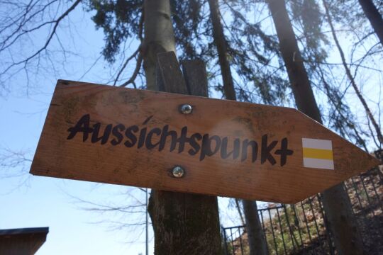 Wegweiser zum Aussichtspunkt auf dem Rockelmann bei Schwarzenberg.