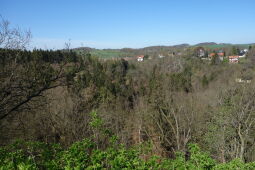 Blick von der Friedenshöhe über das Triebtal  nach Jocketa .