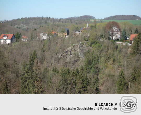 Blick von der Friedenshöhe über das Triebtal  nach Jocketa und auf den Aussichtspunkt Loreley.