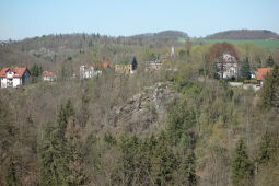 Blick von der Friedenshöhe über das Triebtal  nach Jocketa und auf den Aussichtspunkt Loreley.