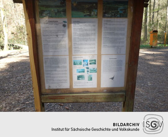 Tafel mit Wanderinformationen für das Naturschutzgebiet Triebtal-Eisenberg.