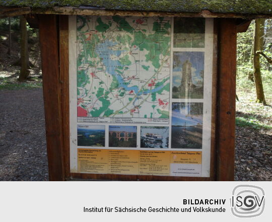 Infotafel zu Wanderwegen um die Talsperre Pöhl.