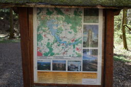 Infotafel zu Wanderwegen um die Talsperre Pöhl.