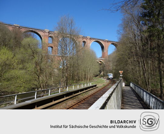 Die Elstertalbrücke bei Pöhl.