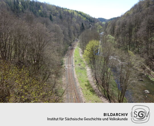 Blick von der Elsterbrücke in das Tal der Weißen Elster nach Süden.