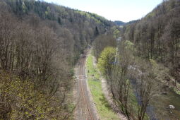 Blick von der Elsterbrücke in das Tal der Weißen Elster nach Süden.