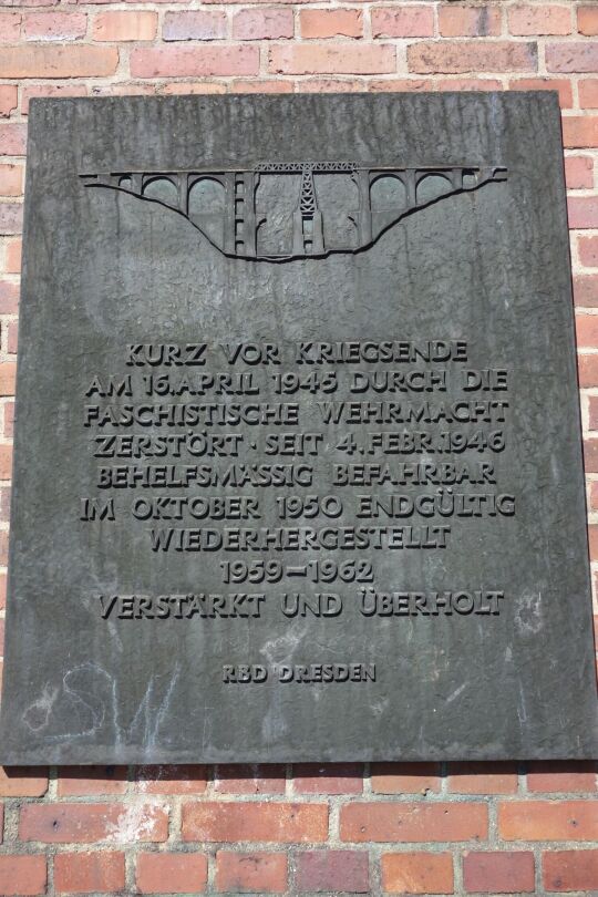 Erinnerungstafel an der Elstertalbrücke bei Pöhl.