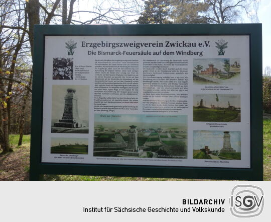 Infotafel zur Bismarcksäule am Windberg in Zwickau.