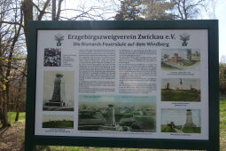 Infotafel zur Bismarcksäule am Windberg in Zwickau.