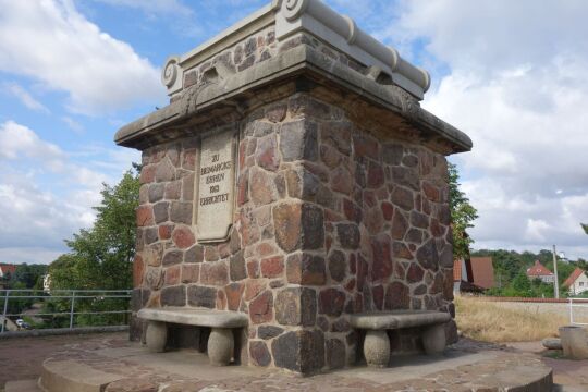 Aussichtsterrasse an der Bismarcksäule in Cossebaude.