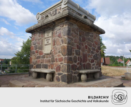 Aussichtsterrasse an der Bismarcksäule in Cossebaude.