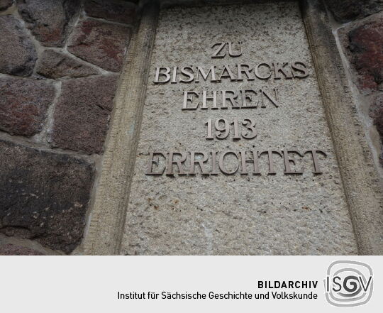 Inschrift an der Bismarcksäule in Cossebaude.