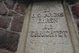 Inschrift an der Bismarcksäule in Cossebaude.