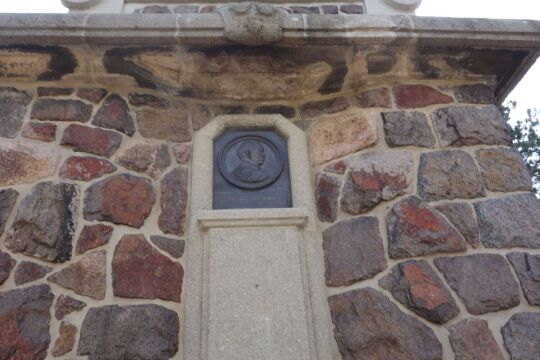 Inschrift an der Bismarcksäule in Cossebaude.